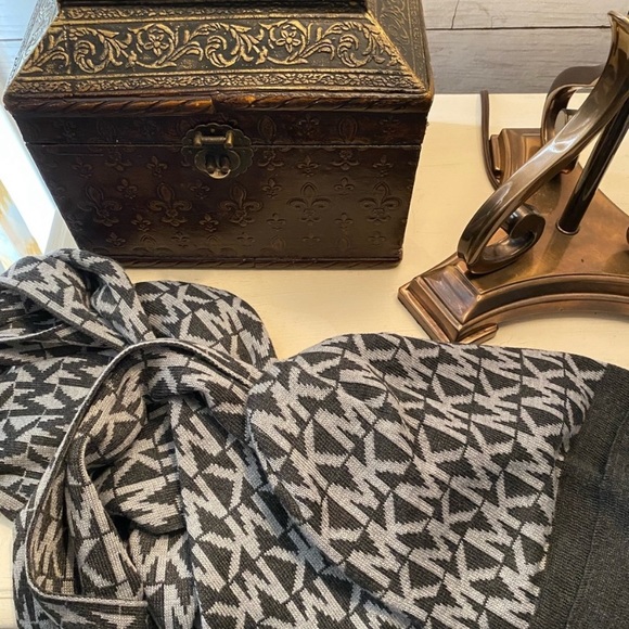 Unisex Michael Kors Logo Scarf and Cap - Picture 5 of 8